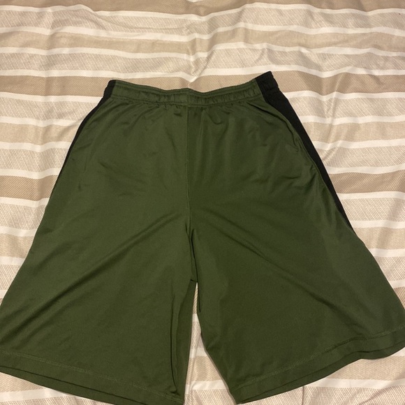 Men’s Athletic Shorts Under Armour Size Medium - Picture 3 of 3